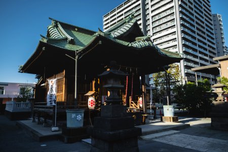 Views in April of 2019 at the Shinto shrine Minami-Senju Wakamiya Hachiman-gu 07