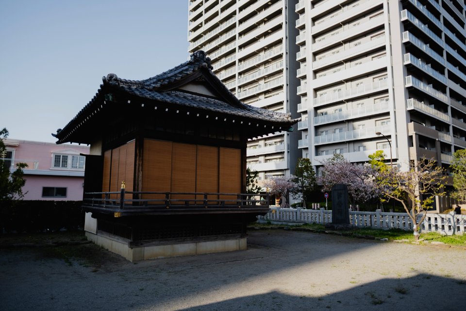 Views in April of 2019 at the Shinto shrine Minami-Senju Wakamiya Hachiman-gu 01