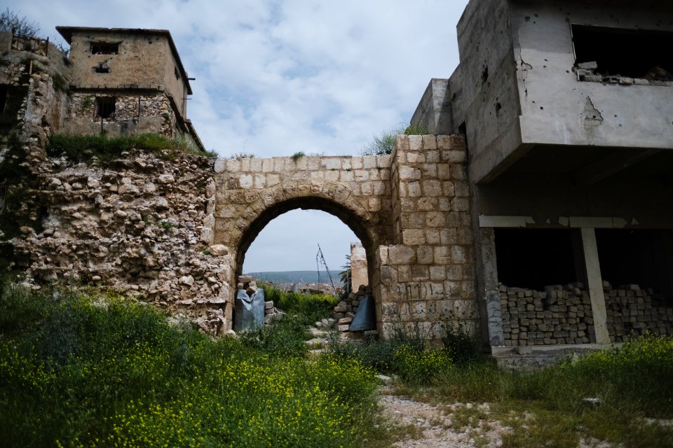 Views in April of 2019 around the historic "Roman Gate" in the ruins in the old city of Shingal 01