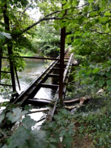 Ville-sur-Saulx (Meuse) papeterie du château (04), pont en fonte (rails) sur la Saulx
