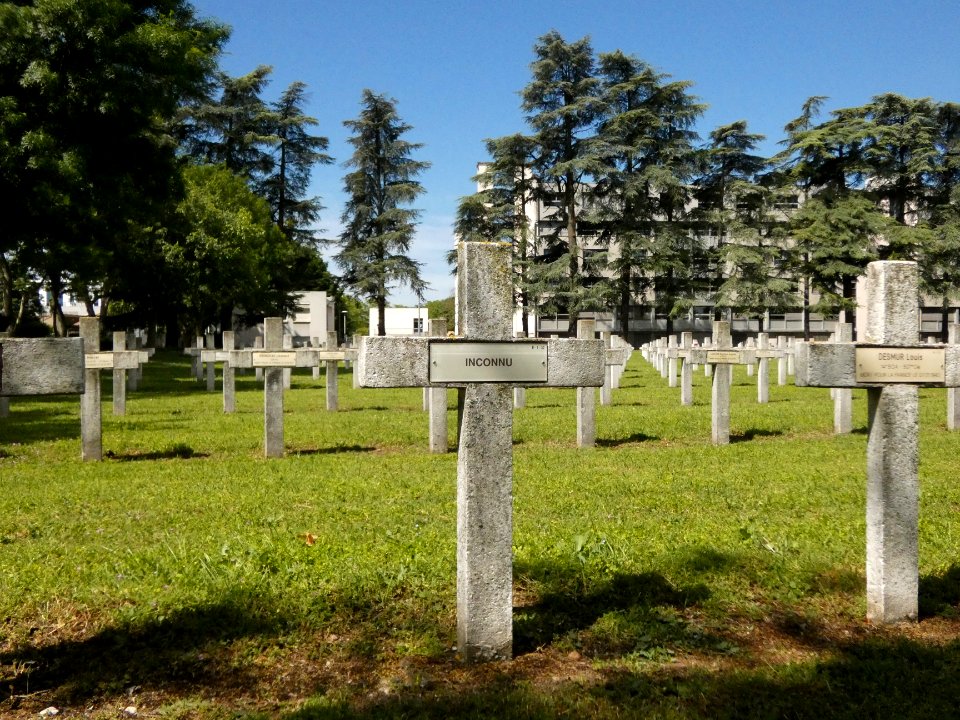 Villeurbanne - Avenue Albert Einstein - Nécropole nationale de la Doua - Carré E - Tombe d'un inconnu