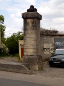 Villeurbanne - Avanue Marcel Cerdan - Pilier de l'ancienne porte fortifiée de Cusset