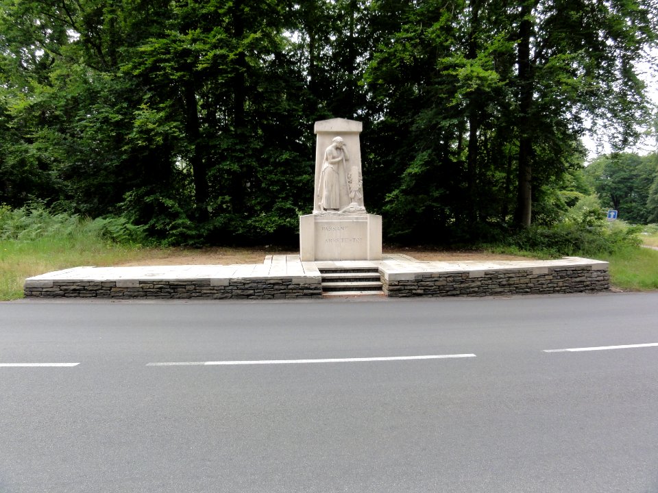 Villers-Cotterêts (Aisne) mémorial Passant arrête-toi, près CWGC-cemetery Guard's Grave Villers-Cotterets Forest