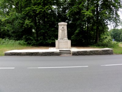 Villers-Cotterêts (Aisne) mémorial Passant arrête-toi, près CWGC-cemetery Guard's Grave Villers-Cotterets Forest