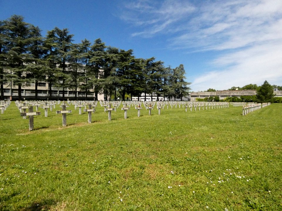 Villeurbanne - Avenue Albert Einstein - Nécropole nationale de la Doua - Carré F - Depuis l'angle sud-est