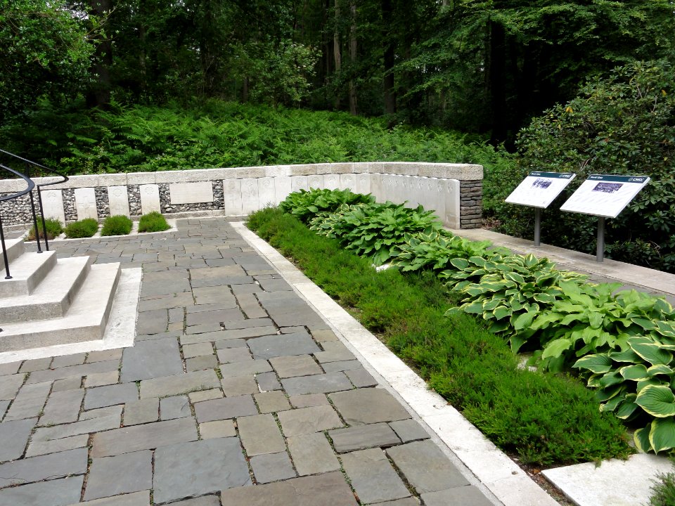 Villers-Cotterêts (Aisne) CWGC-cemetery Guard's Grave Villers-Cotterets Forest (03)
