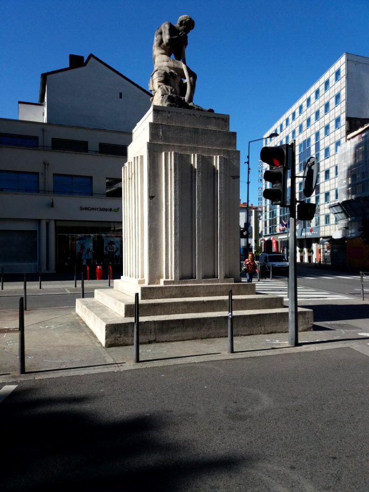 Villeurbanne - Avenue Henri Barbusse, statue Le Répit, de Jules Pendariès