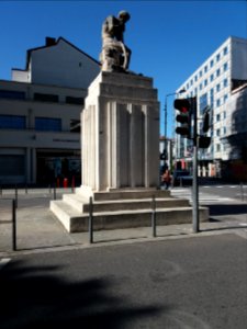 Villeurbanne - Avenue Henri Barbusse, statue Le Répit, de Jules Pendariès