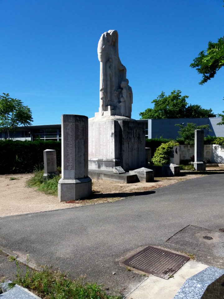 Villeurbanne - Ancien cimetière - Monument aux Villeurbannais morts pour la France, de Jean Chorel (1)