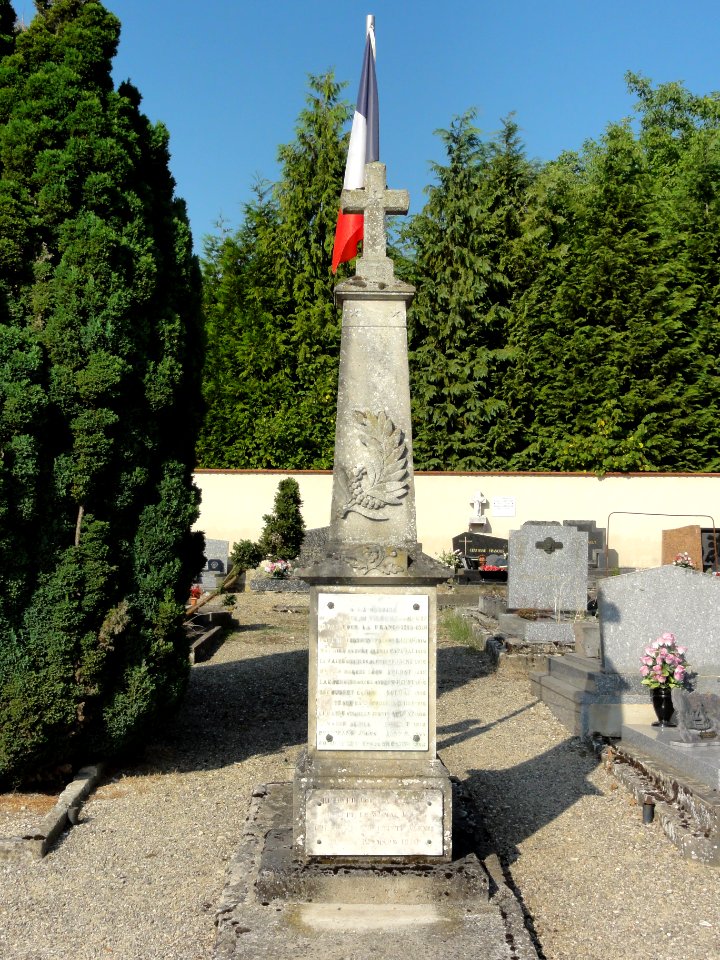 Villers-sur-Meuse (Meuse) cimetière, monument aux morts
