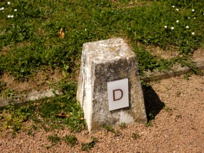 Villeurbanne - Avenue Albert Einstein - Nécropole nationale de la Doua - Carré D - Borne