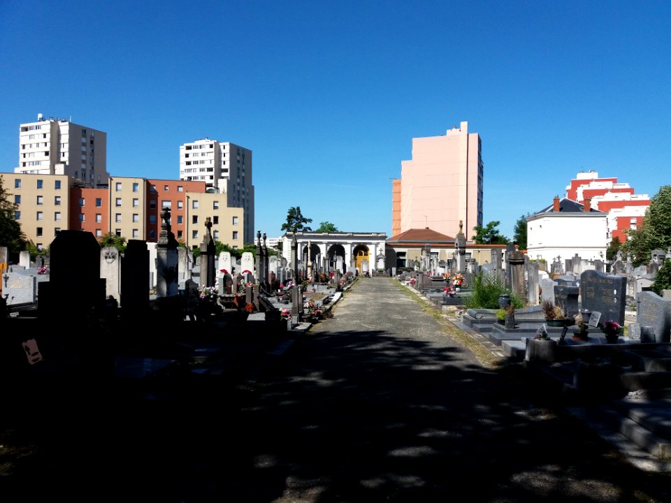 Villeurbanne - Ancien cimetière - Allée donnant sur les bâtiments à l'entrée