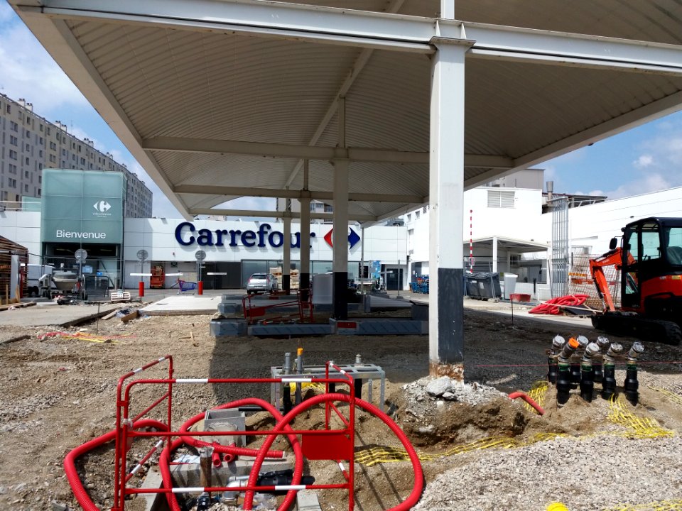 Villeurbanne - Avenue du Commandant L'Herminier, station service en rénovation