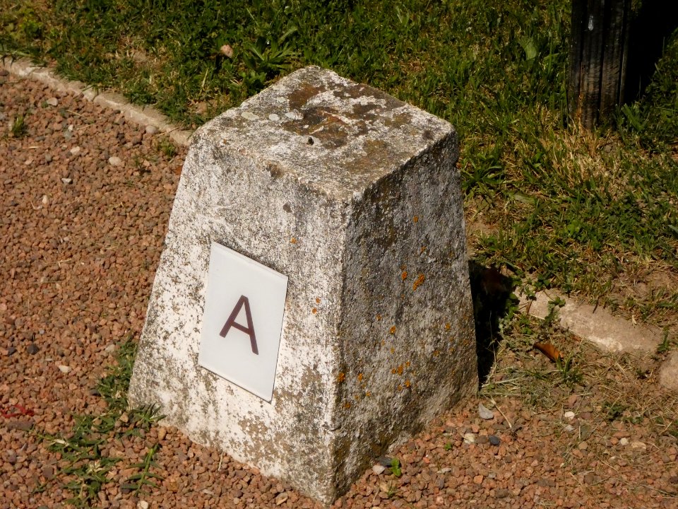 Villeurbanne - Avenue Albert Einstein - Nécropole nationale de la Doua - Carré A - Borne