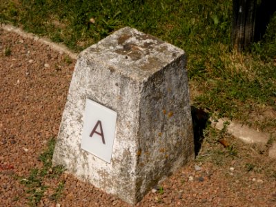 Villeurbanne - Avenue Albert Einstein - Nécropole nationale de la Doua - Carré A - Borne