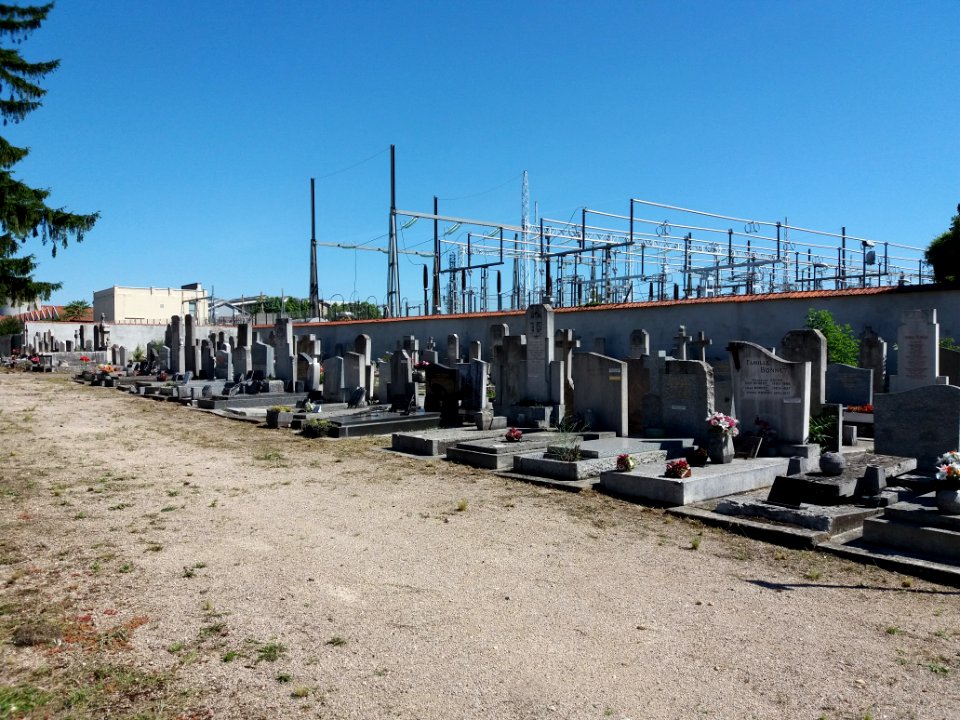 Villeurbanne - Ancien cimetière, tombes contre le mur du poste électrique de Cusset
