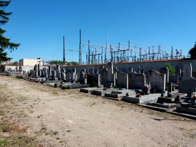 Villeurbanne - Ancien cimetière, tombes contre le mur du poste électrique de Cusset