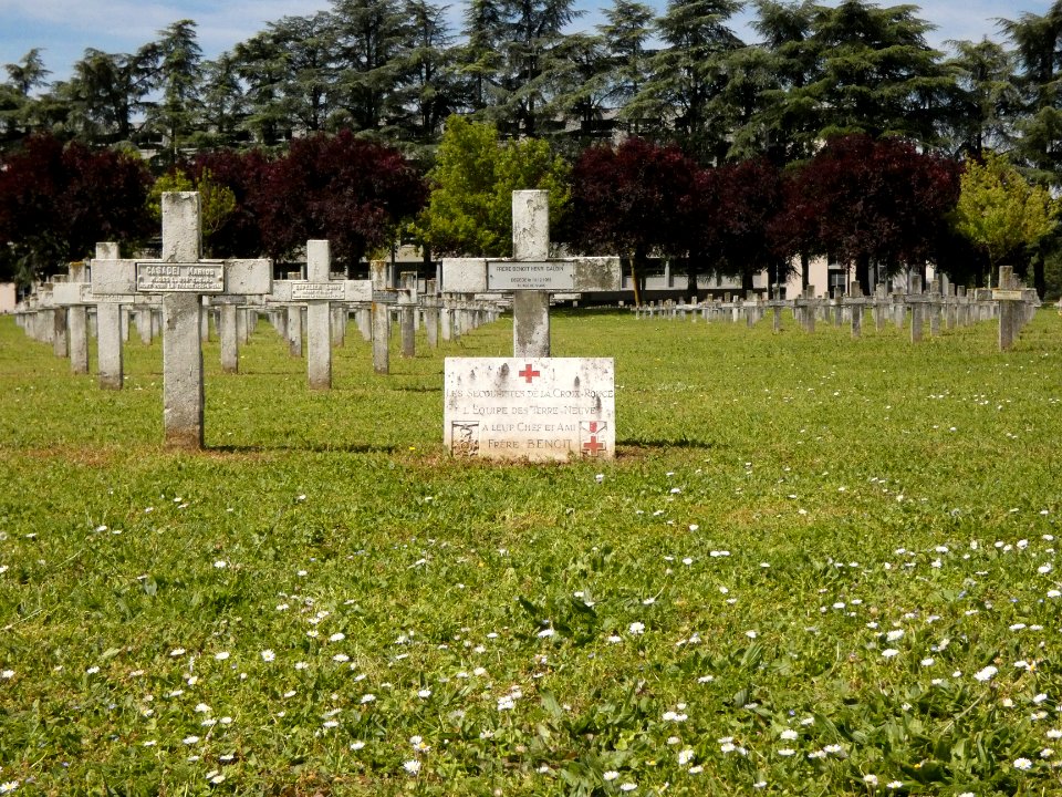 Villeurbanne - Avenue Albert Einstein - Nécropole nationale de la Doua - Carré H - Depuis la tombe de Frère Benoît