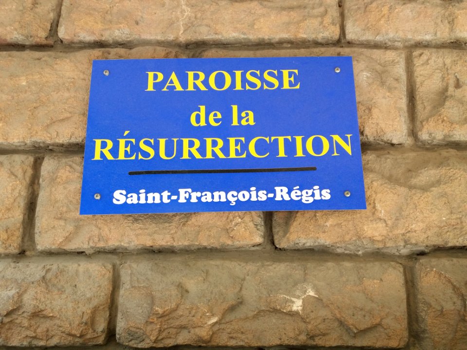 Villeurbanne - Église Saint François Régis, plaque paroisse de la Résurrection