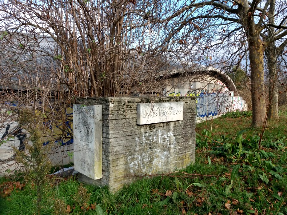 Villeurbanne - Boulevard Laurent Bonnevay - Plaque inaugurale - Côté sud
