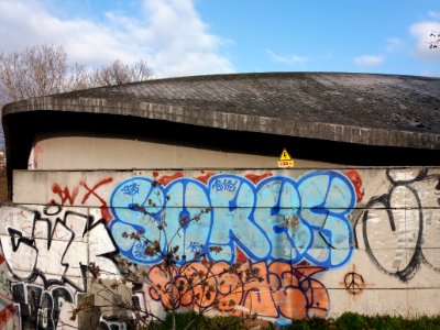 Villeurbanne - Boulevard Laurent Bonnevay - Mur avec graffiti au niveau du boulevard