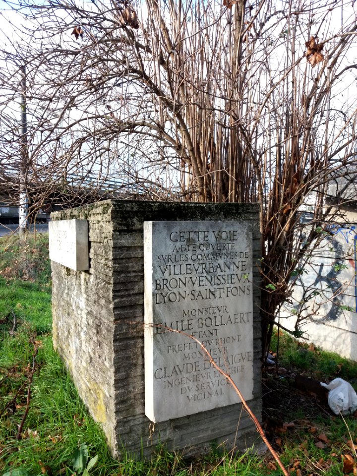 Villeurbanne - Boulevard Laurent Bonnevay - Plaque inaugurale - Côté est
