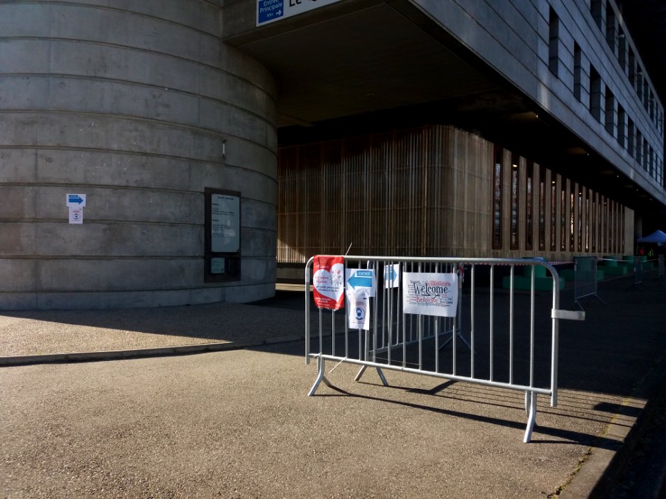 Villeurbanne - Campus de la Doua - Entrée des Distributions solidaires
