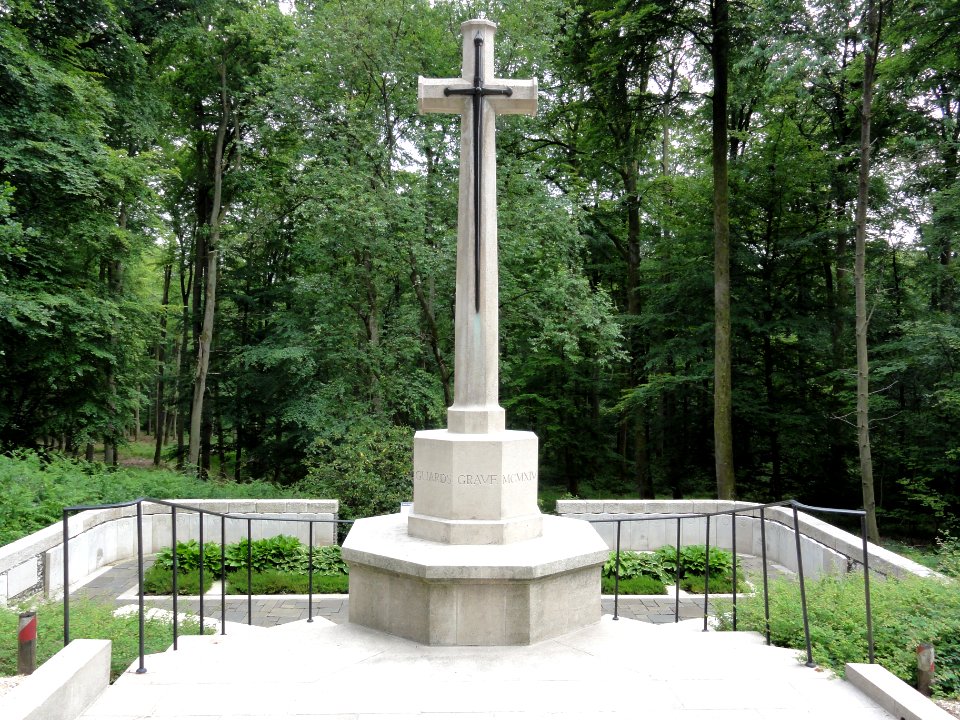 Villers-Cotterêts (Aisne) CWGC-cemetery Guard's Grave Villers-Cotterets Forest (02)