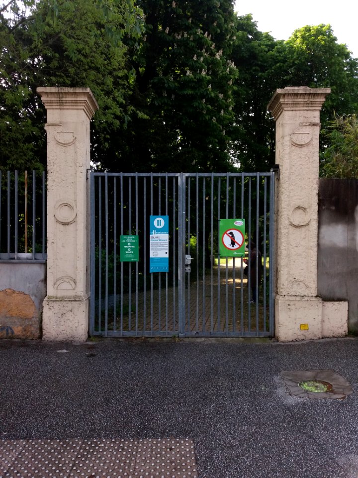 Villeurbanne - Avenue Roger Salengro - Entrée du square Édouard Glissant
