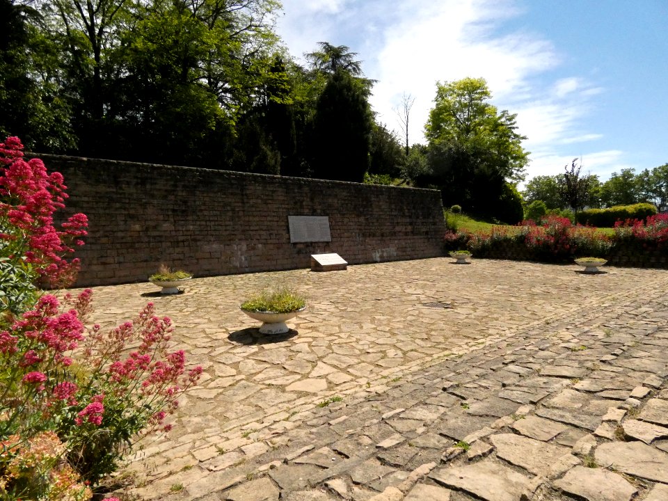 Villeurbanne - Avenue Albert Einstein - Nécropole nationale de la Doua - Mur du Souvenir