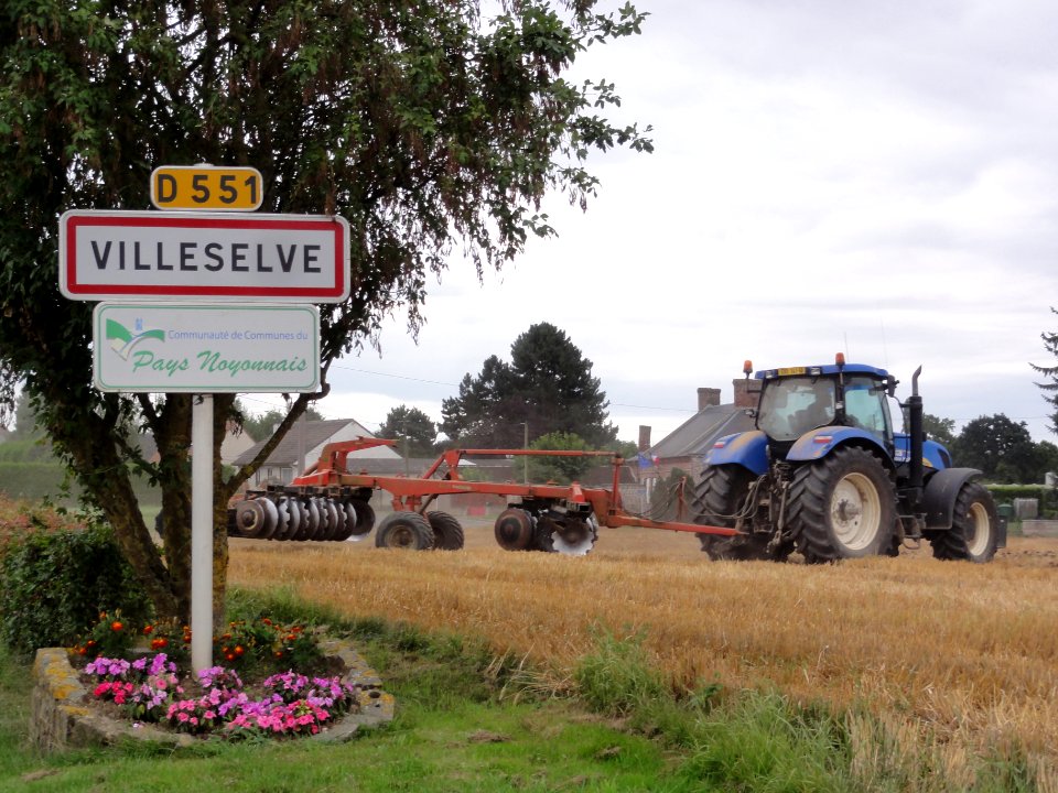Villeselve (Oise) city limit sign and tractor