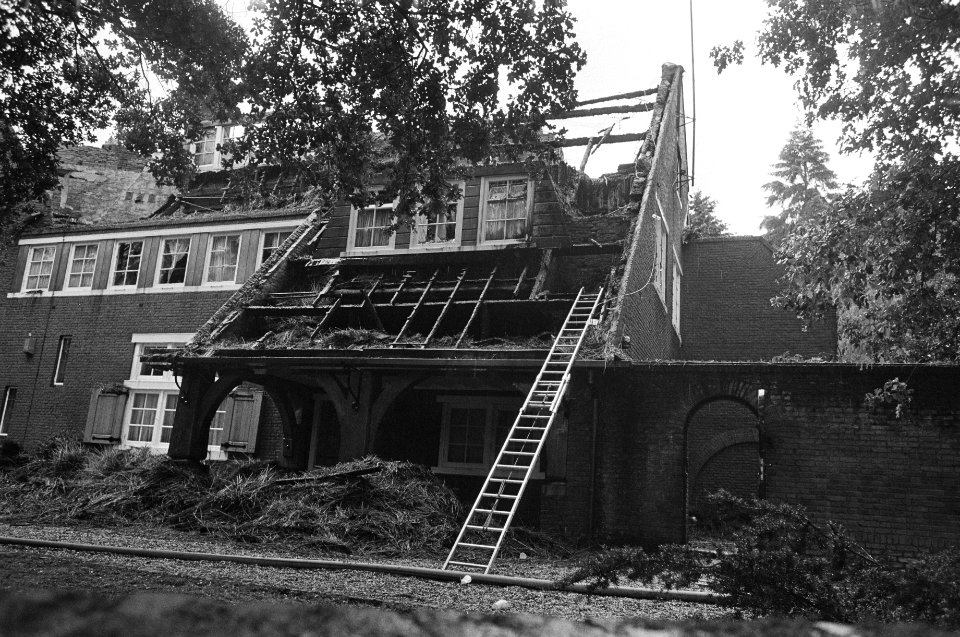 Villa van Menten in Blaricum deels door brand verwoest door verbrande villa in , Bestanddeelnr 929-2726