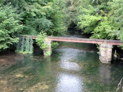Ville-sur-Saulx (Meuse) papeterie du château (03), pont en fonte (rails) sur la Saulx