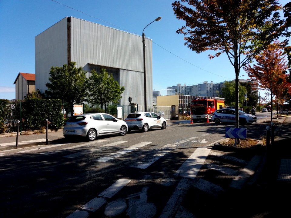 Villeurbanne - Avenue du Bel-Air, extinction de l'incendie de Bel Air Camp (2)