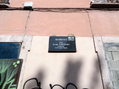 Villeurbanne - Avenue Roger Salengro - Plaque Résidence Père Joseph Wresinski, au numéro 87