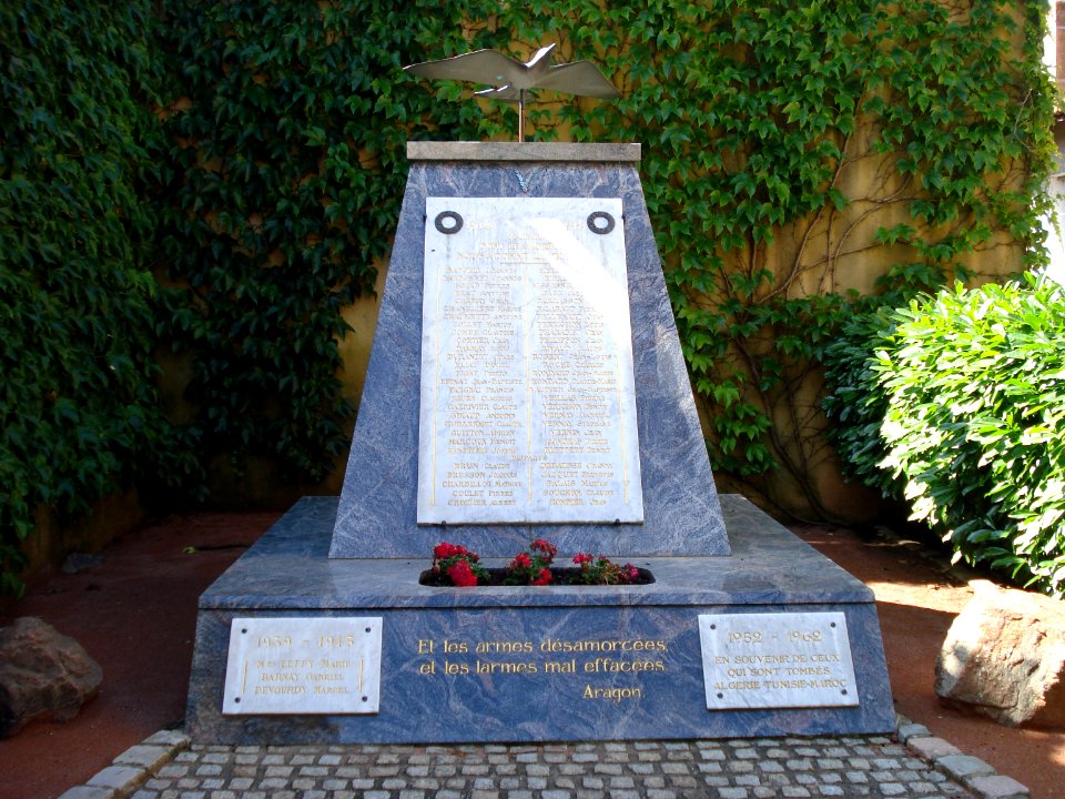 Villerest (Loire, Fr) monument aux morts