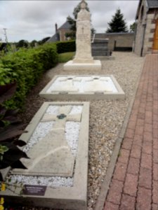 Villainville (Seine-Mar.) monument aux morts avec tombes militaires