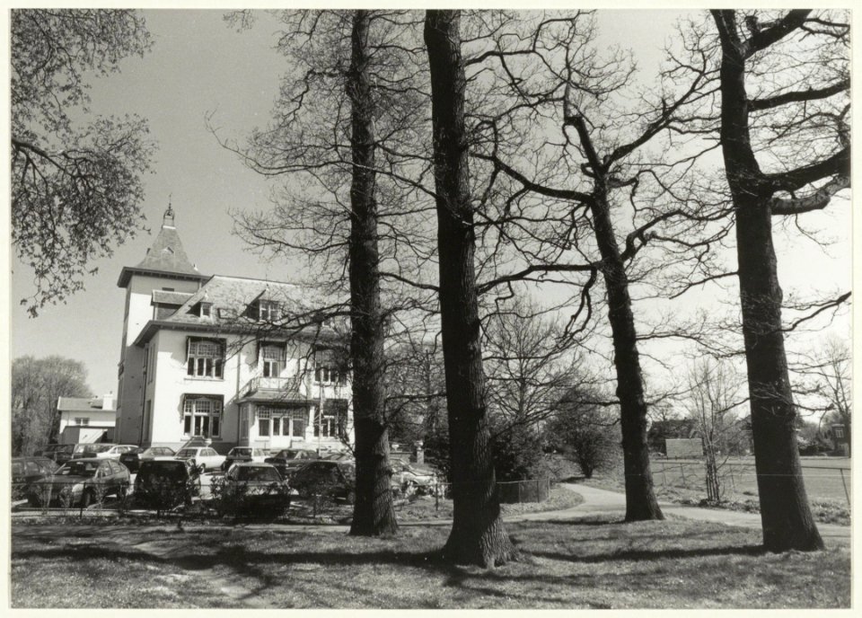 Villa Uyt den Bosch, hoek Spanjaardslaan en Wagenweg, ziende naar het oosten. NL-HlmNHA 54031831