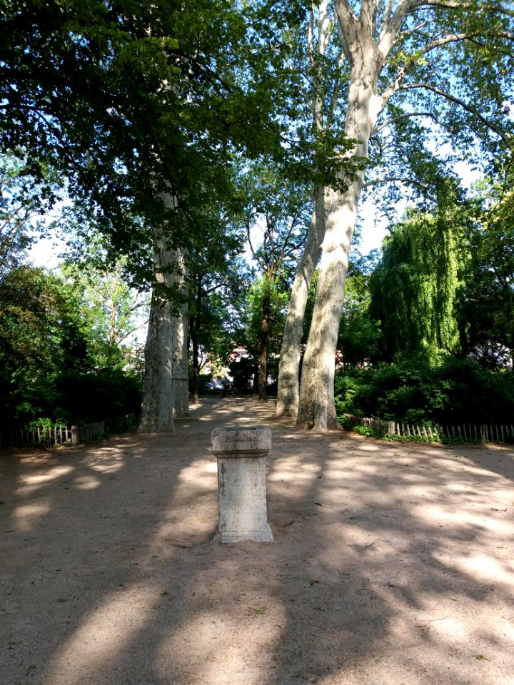 Villeurbanne - Parc de la Commune de Paris, stèle et allée d'arbres