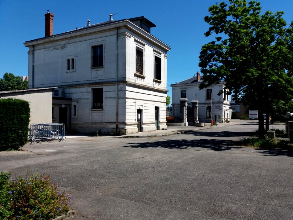 Villeurbanne - Nouveau cimetière, bâtiments à l'entrée, vus depuis l'intérieur