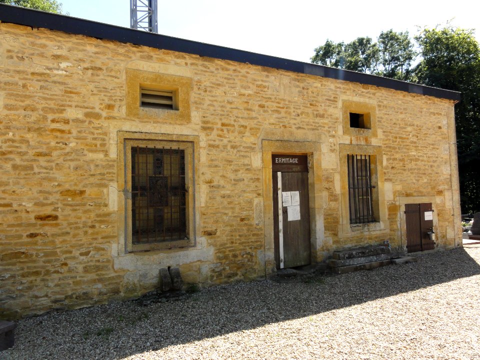 Ville-Houdlémont (Meurthe-et-M.) hermitage auprès de l'église Saint-Denis