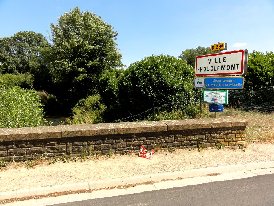 Ville-Houdlémont (Meurthe-et-M.) frontière franco-belge (02) pont de la Vire et panneau d'entrée