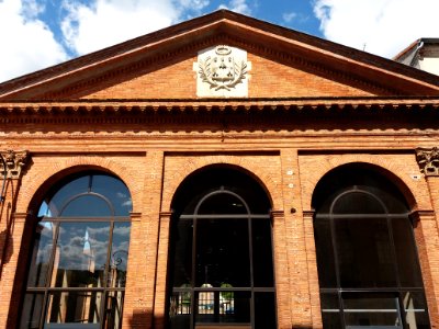 Villefranche-de-Lauragais - Halles - Haut de la façade rue de la République
