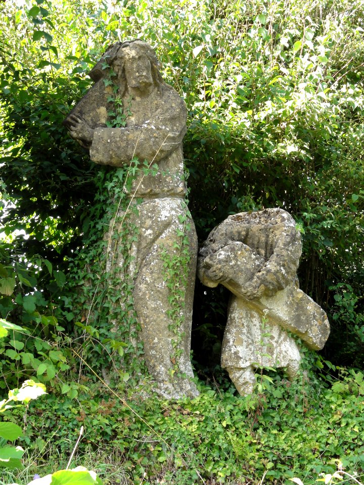 Ville-au-Montois (Meurthe-et-M.) statue reste de chemin de croix à coté de la chapelle