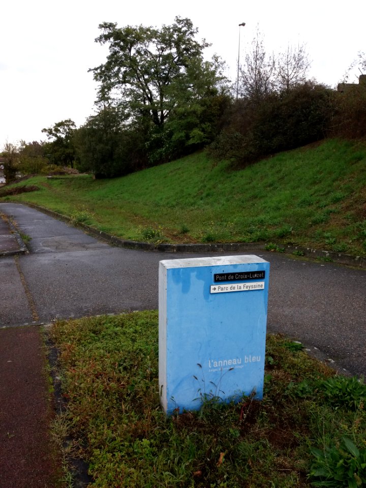 Villeurbanne - Rue du Canal - Borne Anneau Bleu, pont de Croix-Luizet et parc de la Feyssine