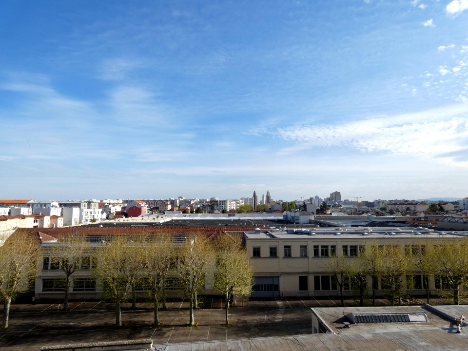 Villeurbanne - Rue du Pérou - Vue sur Auto Chassis International et vers le sud, depuis un immeuble