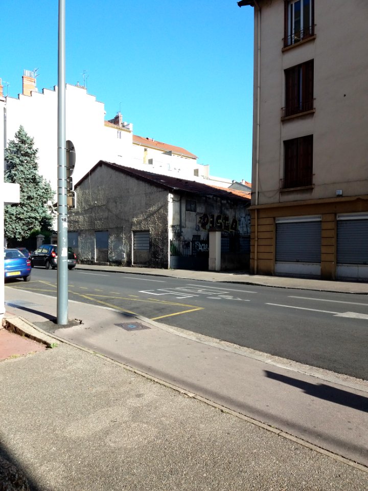 Villeurbanne - Rue du 4 août 1789 - Bâtiment désaffecté au numéro 84
