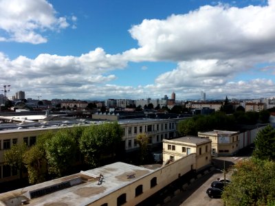 Villeurbanne - Rue du Pérou - Vue sur l'entrée d'Auto Chassis International depuis un immeuble