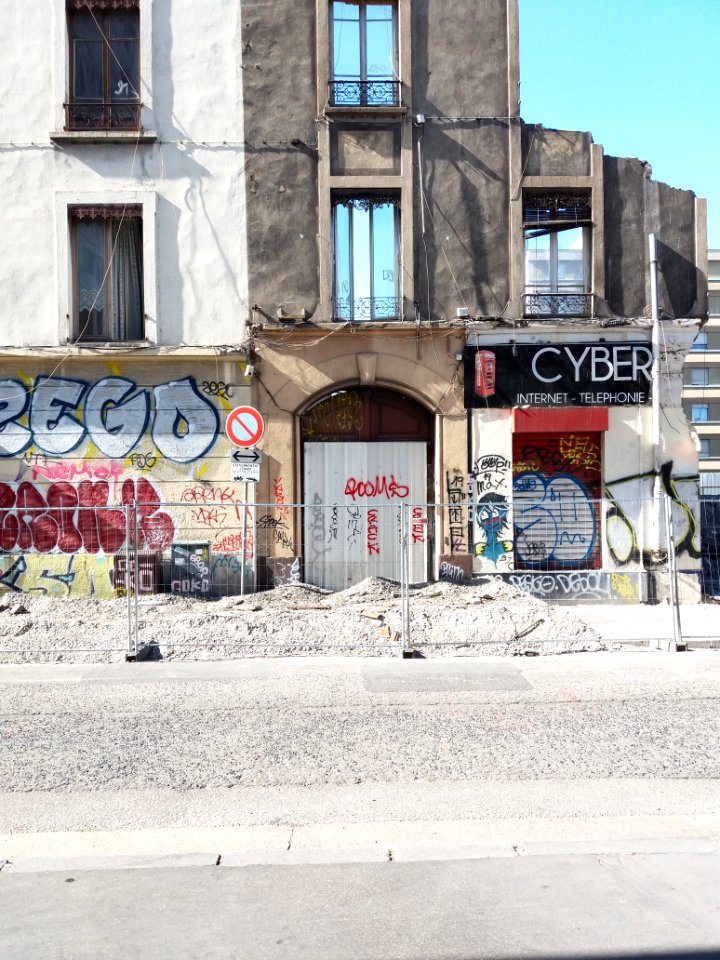 Villeurbanne - Rue Léon Chomel, façade quasi-démolie