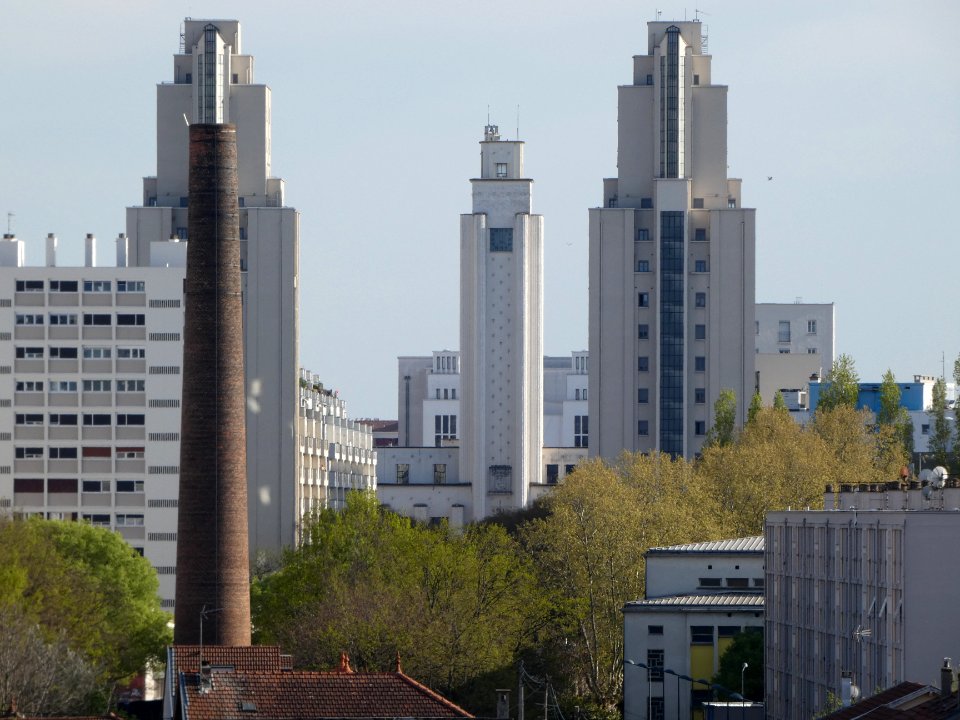 Villeurbanne - Rue du Pérou - Vue sur le centre Gratte-Ciel et la cheminée de l'esplanade Geneviève Anthonioz de Gaulle